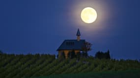 Superbe pleine lune photographiée le 26 octobre au-dessus d'un vignoble près de Bergtheim, dans le sud de l'Allemagne. 