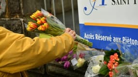 Des bouquets de fleurs déposée devant l'entrée du lycée Saint-Thomas d’Aquin en hommage à la professeure qui y a été assassinée, le 23 février 2023 à Saint-Jean-de-Luz, dans les Pyrénées-Atlantiques