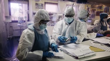 Une équipe médicale à l'hôpital franco-britannique de Levallois-Perret.