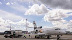 Un camion électrique remplit le réservoir d'un Jet Dassault Falcon 900 sur le tarmac de l'aéroport du Bourget, le 12 avril 2023, près de Paris