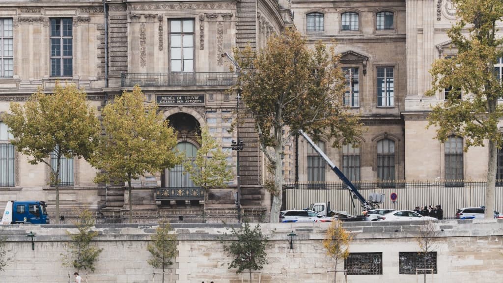 Cambriolage du Louvre: un agent de sécurité qui a retrouvé la couronne d'Eugénie estime que le plan des voleurs a été "contrarié"