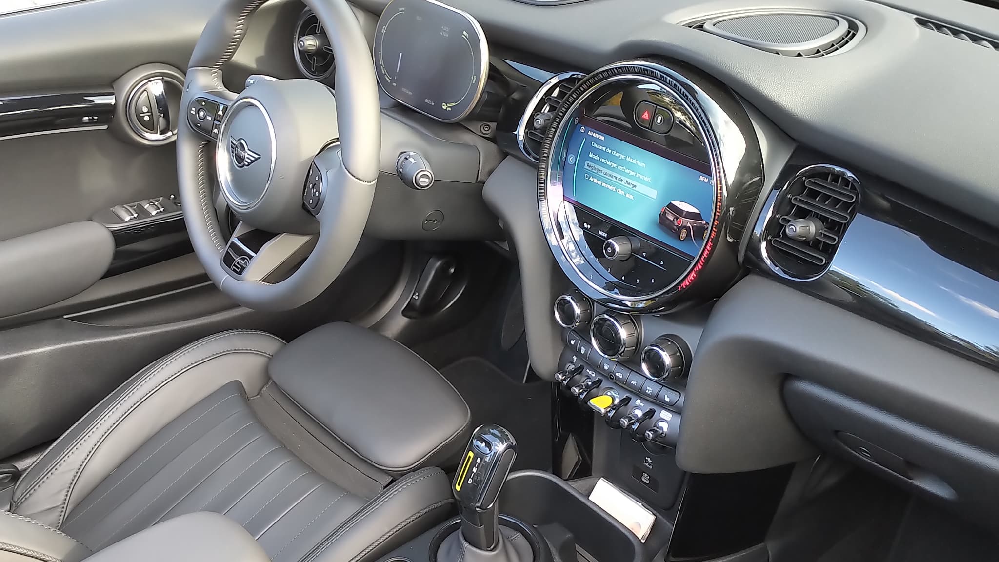 L'intérieur sobre et élégant de cette Mini Cooper SE Cabriolet. L'intérieur sobre et élégant de cette Mini Cooper SE Cabriolet.