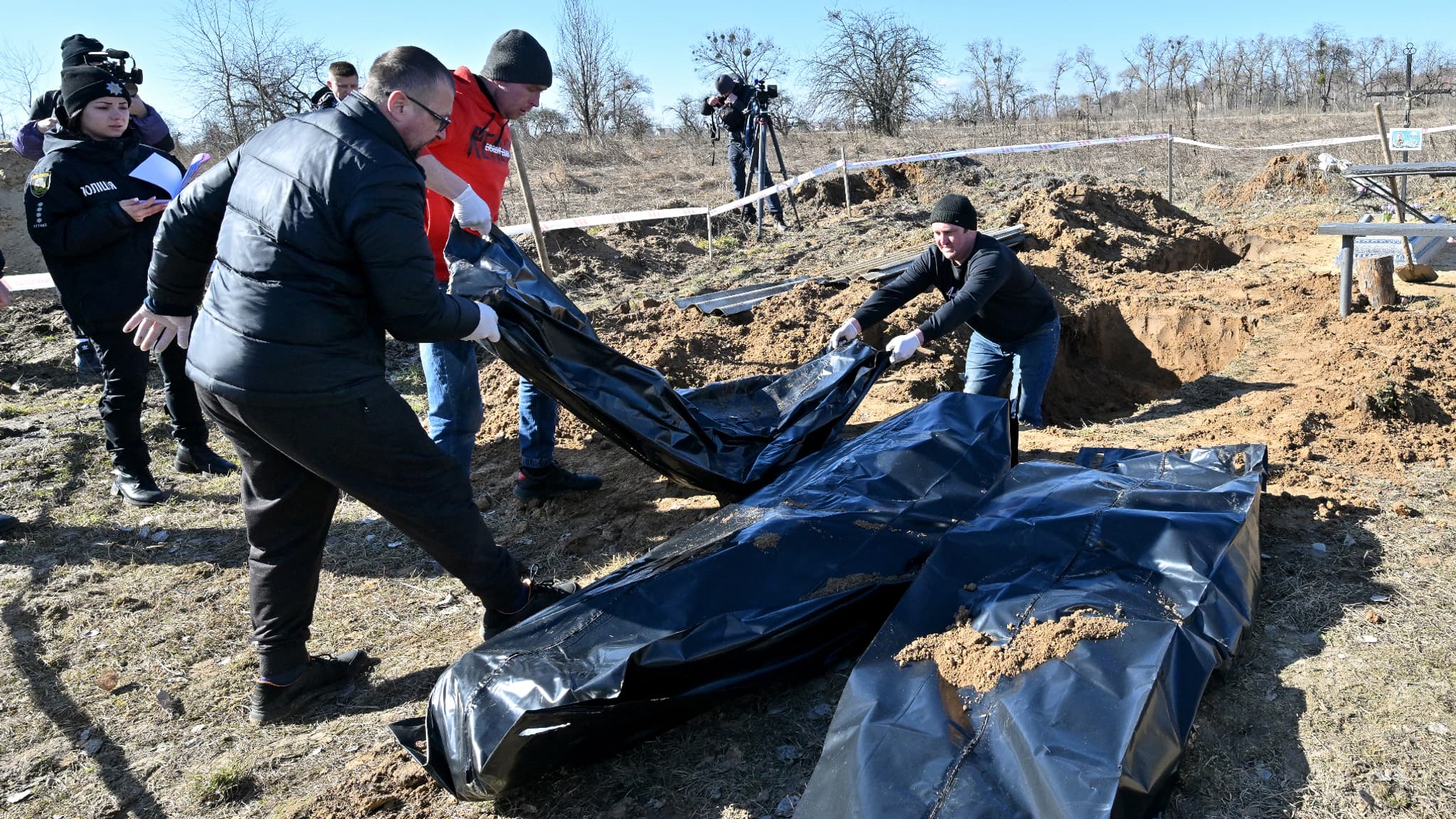 Les corps de civils exhumés par la police scientifique ukrainienne à Borodianka, près de Kiev, le 2 mars 2023