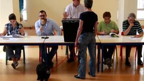 Dans un bureau de vote à Amadora, dans la banlieue de Lisbonne. Les Portugais votent pour des élections législatives censées mettre fin à l'incertitude politique en pleine période d'austérité et de récession. /Photo prise le 5 juin 2011/REUTERS/Jose Manue