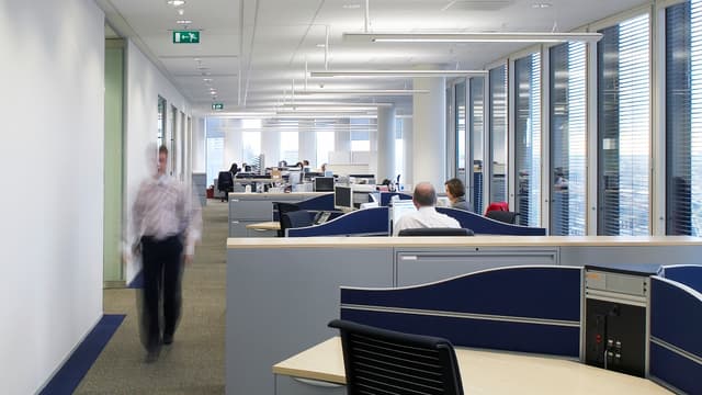 Même si l'open space ne les fait pas rêver, un salarié français sur deux met en avant que cette organisation permet de faire circuler l'information.