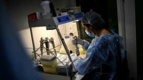 Une technicien travaille sur le séquençage du génome du Sars-CoV-2 et de ses variants, le 21 janvier 2021 à l'Institut Pasteur, à Paris