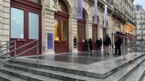 Dans le 3e arrondisement de Paris, la gaîté lyrique est occupée depuis mardi 10 décembre au soir par des mineurs isolés à la rue et le collectif des Jeunes de Belleville.