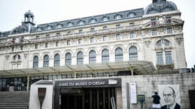 L'artiste français Roger Perez accroche un portrait de l'ancien président Valéry Giscard d'Estaing sur un mur à proximité du Musée d'Orsay à Paris le 9 décembre 2020. Giscard est décédé le 2 décembre 2020 entouré de sa famille à Authon (Loir-et-Cher)