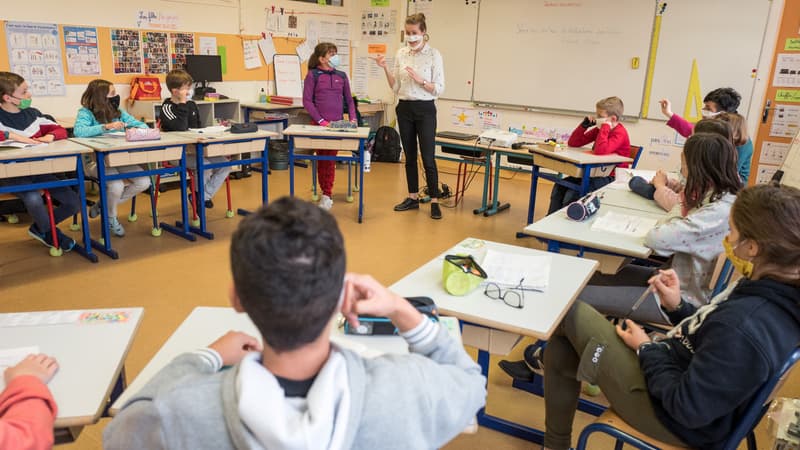 Elèves masqués dans une salle de classe (illustration)