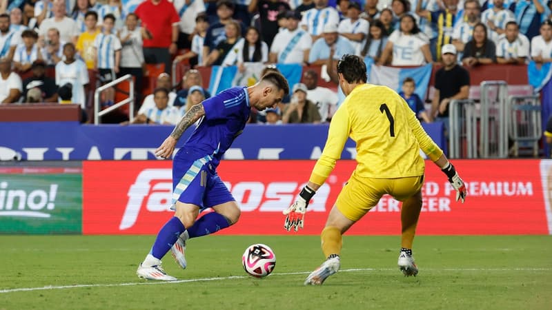 Lionel Messi, auteur d'un doublé, tente de dribbler le gardien du Guatemala Nicolas Hagen, le 14 juin 2024.