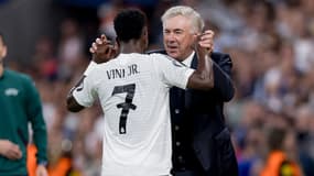 Carlo Ancelotti avec Vinicius Junior au Real Madrid, au stade Santiago-Bernabéu le 22 octobre 2024