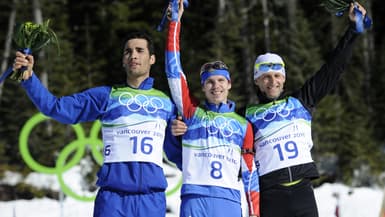 Martin Fourcade (à la droite de d'Evgeny Ustyugov, au centre) sur le podium de la mass-start aux JO de Vancouver, le 22 février 2010