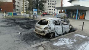Des voitures ont été incendiées lors de violences urbaines survenues dans le quartier de La Velette, à Rilleux-la-Pape, le mercredi 26 mars. 