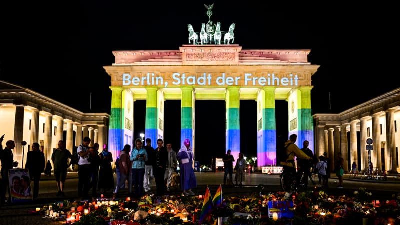 Attaque contre la pride de Berlin: la porte de Brandebourg s'illumine aux couleurs du drapeau LGBT+