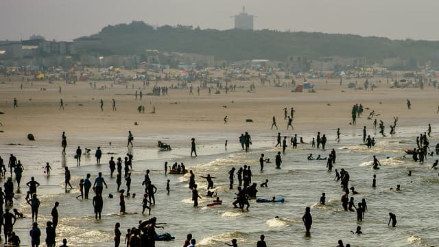 Baigneurs sur la plage de Calais le 25 août 2016.