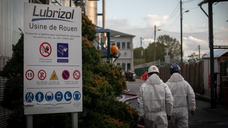 Des employés de l'usine Lubrizol à Rouen, le 27 septembre 2019