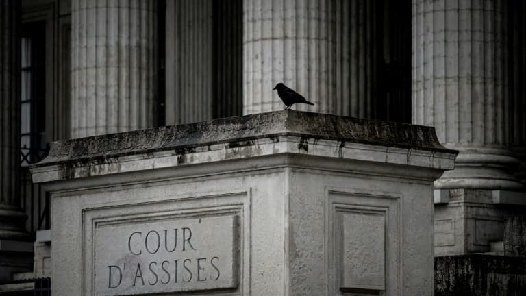 Devant l'entrée de la cour d'assises du Rhône à Lyon, le 4 décembre 2020