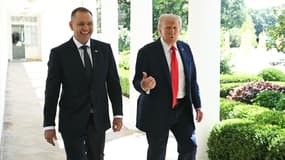 Le président américain Donald Trump et le président polonais Karol Nawrocki (à gauche) descendent la Colonnade en direction du Bureau ovale de la Maison-Blanche à Washington, DC, le 3 septembre 2025. Les deux dirigeants ont assisté à deux survols successifs, l'un de F-35, puis d'un vol de F-16 lors de leur salutation précédente sur le Portique Sud.