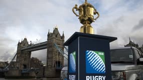 Le trophée de la coupe Webb Ellis devant le Tower Bridge à Londres