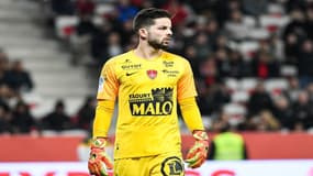 Gautier Larsonneur, gardien du Stade Brestois en Ligue 1, raconte comment il vit son confinement et de quelle manière il s'entretient physiquement.