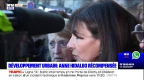 Paris: Anne Hidalgo reçoit le prix des "visionnaires du développement urbain"