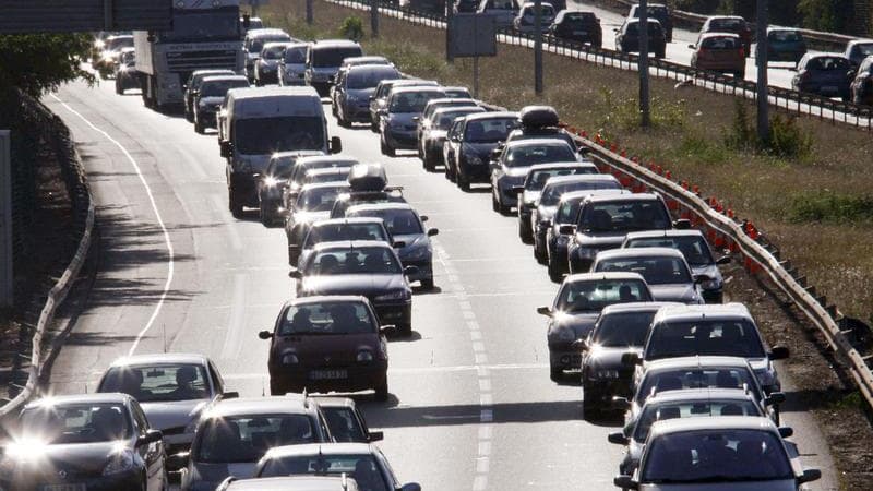 La circulation est dense ce samedi sur les routes des vacances en raison du grand chassé-croisé de l'hiver, avec une journée classée orange au niveau national et noire en vallée du Rhône dans le sens des départs. /Photo d'archives/REUTERS/Régis Duvignau