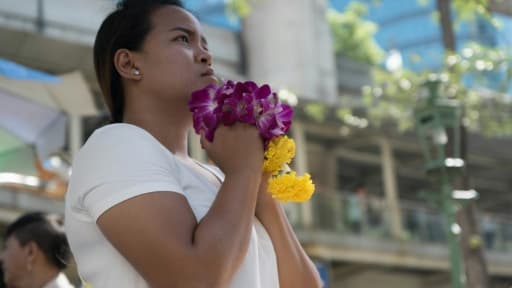 Une femme prie devant le sanctuaire Erawan au centre de Bangkok le 19 août 2015, deux jours après un attentat qui a fait 20 morts Une femme prie devant le sanctuaire Erawan au centre de Bangkok le 19 août 2015, deux jours après un attentat qui a fait 20 morts