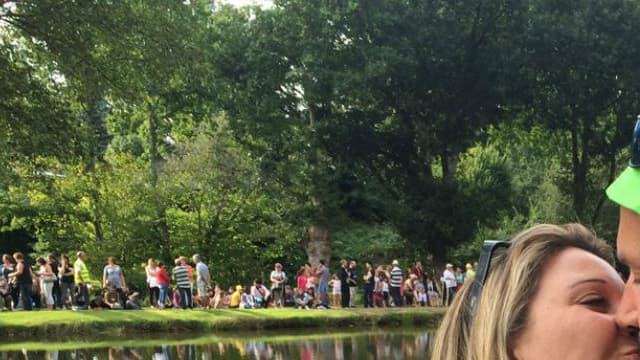 En Bretagne, samedi 24 septembre, le record du monde de la plus longue chaîne de bisous a été battu.