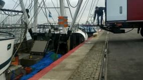 Un pêcheur belge sortant sa marchandise au port du Havre sans pesée le 16  février 2023