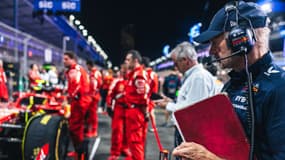 Adrian Newey devant la Ferrari d'Oliver Bearman, à Djeddah le 9 mars 2024