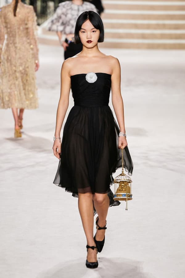 Une petite robe noir Chanel, lors du défilé Pré-Fall 2020