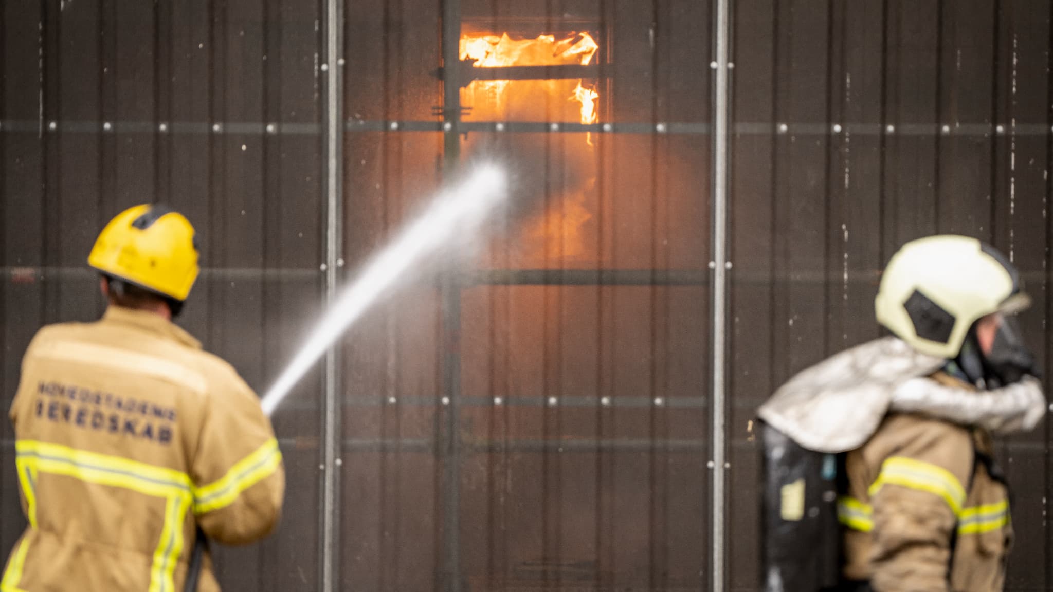 Des pompiers tentent d'éteindre les flammes à la Bourse historique de Boersen à Copenhague, le mardi 16 avril 2024.