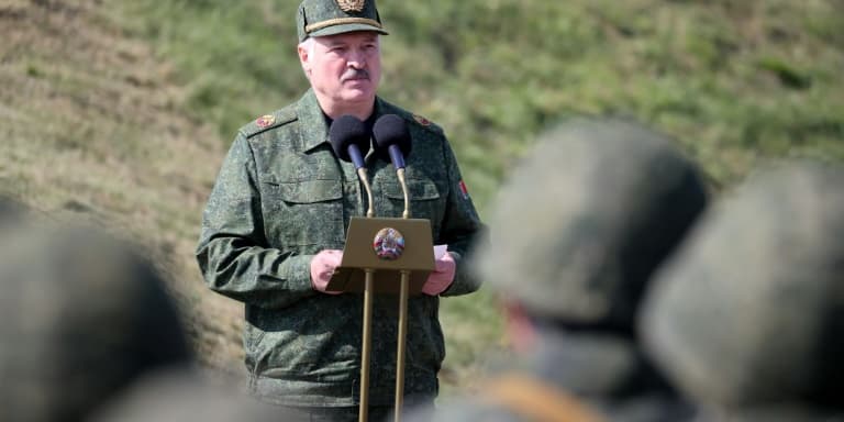 Le président Alexandre Loukachenko rencontre des soldats lors de manoeuvres militaires russo-bélarusses, le 12 septembre 2021 près de Brest, au Bélarus