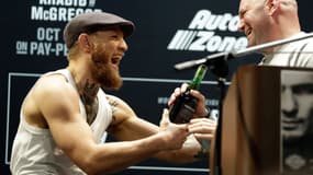 Conor McGregor (à gauche) et Dana White lors d'une conférence de presse en octobre 2018