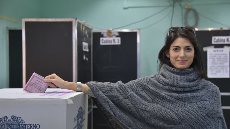 La maire de Rome, Virginia Raggi, lors du vote pour le référendum le 4 décembre 2016.