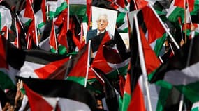 Le président de l'Autorité palestinienne Mahmoud Abbas a été accueilli dimanche par une foule en liesse à son retour à Ramallah, en Cisjordanie, trois jours après le vote de l'Onu qui a accordé le statut d'Etat non-membre observateur à la Palestine. /Phot