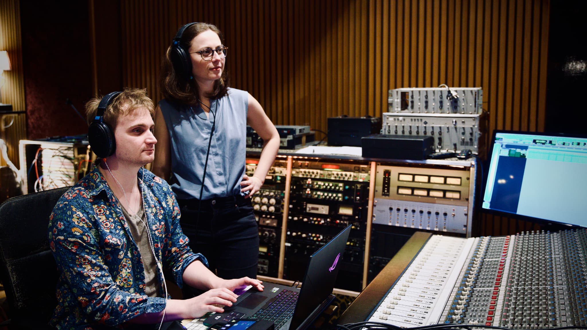 Lorien Testard et la soprano Alice Duport-Percier lors de l'enregistrement de la musique de "Clair Obscur: Expedition 33"