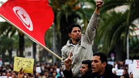 Des centaines de manifestants rassemblés à Tunis devant le siège du RCD, l'ancien parti au pouvoir en Tunisie, réclament le départ du nouveau gouvernement des ministres de cette formation, fidèle jusqu'à sa chute au président déchu Zine Ben Ali. /Photo pr