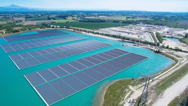 Avec ses 47.000 panneaux, la centrale solaire de Piolenc dans le Vaucluse flotte sur un bassin créé sur une ancienne carrière de granulats.
