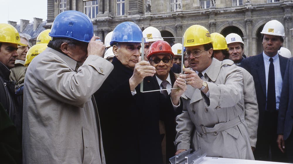 19--IMPei-et-FMitterrand-observant-des-échantillons-de-plaques-de-verre-sur-le-chantier-de-la-Pyramide-1988-©-Marc-RiboudTT.jpg 19--IMPei-et-FMitterrand-observant-des-échantillons-de-plaques-de-verre-sur-le-chantier-de-la-Pyramide-1988-©-Marc-RiboudTT.jpg