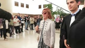 "On est avec vous", Gisèle Pelicot est applaudie et encouragée à la sortie de la salle d'audience