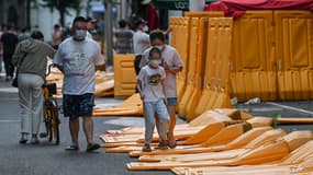 Des habitants de Shanghai (Chine) se promenant dans les rues de la ville le 31 mai 2022. 