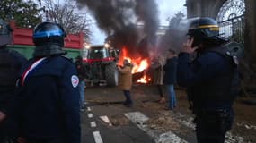 Des CRS sont déployés sur les lieux de blocage des agriculteurs mais ils ont ordre de ne pas intervenir