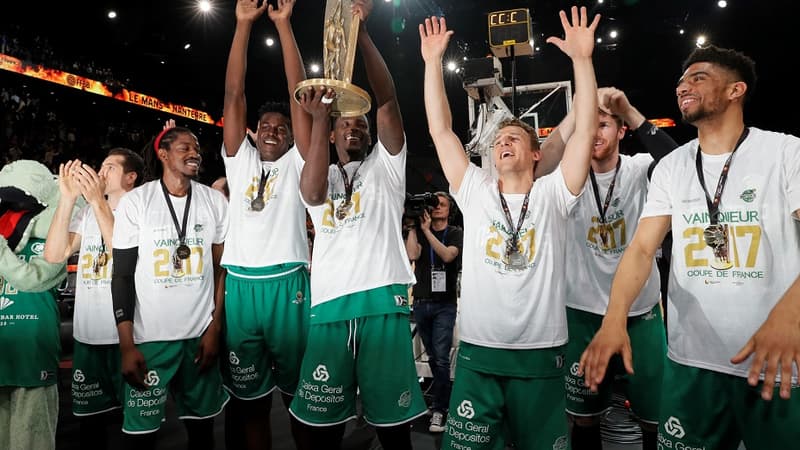 Les joueurs de Nanterre savourent leur deuxième triomphe en Coupe de France (96-79 contre Le Mans).
