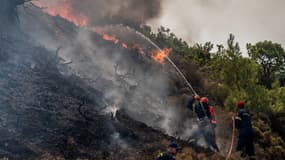 Des pompiers luttent contre les flammes à Rhodes, en Grèce, ce 26 juillet 2023.