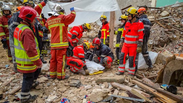 Les pompiers recherchent des survivants après l'effondrement de deux immeubles dans le quartier de Noailles à Marseille, le 6 novembre 2018