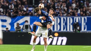 Leonardo Balerdi au duel avec Charles De Ketelaere lors du match OM-Atalanta (1-1, Ligue Europa), le 2 mai 2024