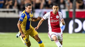 Lucas Souza au duel avec Noussair Mazraoui lors du match APOEL-Ajax, le 20 août 2019