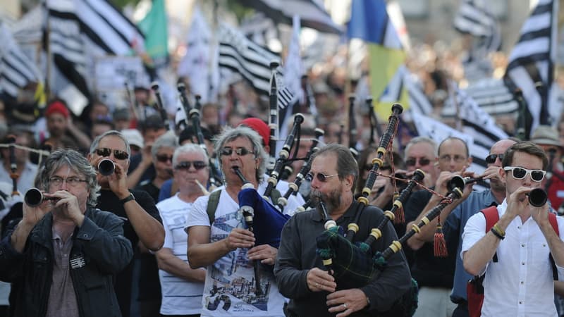 Entre 13.000 et 30.000 partisans du rattachement de la Loire-Atlantique à la Bretagne ont manifesté pour la "réunification" samedi à Nantes.