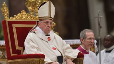 La pape François lors de la messe de minuit de Noël à la basilique Saint-Pierre.